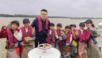 “叔叔是江苏的，将来一定带你们去看看！”镇江警官不忘承诺，四次组织近百名藏区学子来苏研学