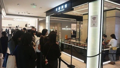 一年赚了14亿，中产撑起老铺黄金？