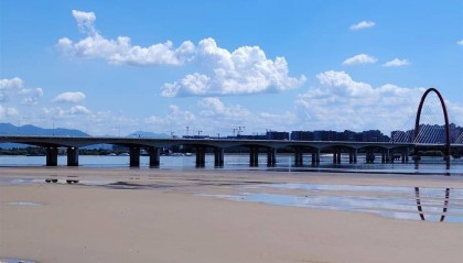 钱塘江杭州段大面积见底，市民感觉像海滩，管理局：上游来水少致滩地裸露