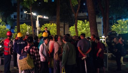 他们挤在8元一晚的旅店 几百人抢一个活