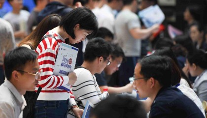 土木专业寒冬，毕业生求职实录：投千份简历仅获墓园公司面试，转行、考公屡败屡战