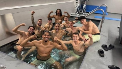 阿斯：巴萨客场逆转马竞后，球员们在客队休息室的按摩浴缸里庆祝