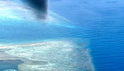 菲律宾护卫舰直奔南沙搞事，却突然发现黄岩岛上出现了高脚屋