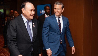 南海爆发激烈对峙，美航母给菲律宾撑腰，055大胆穿插美编队立下大功