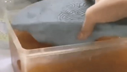 深圳一奶茶店员工脱下拖鞋放进小料盆，店长称其第一天上班已被警方带走 “贡茶总部”否认是加盟店