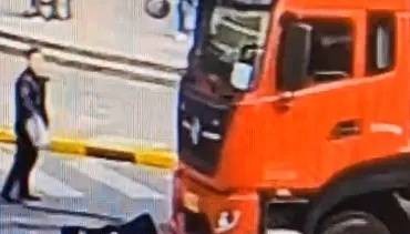 事发上海闹市区！老人过斑马线，大货车竟突然起步...画面惊魂→