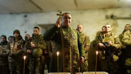 泽连斯基一抬头，血红“导弹雨”从天而降，莫斯科禁卫军杀入战场