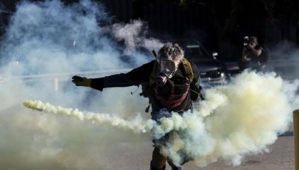 执法人员从“黑鹰”直升机滑降后破门而入，不分男女老少用扎带捆束手腕，芝加哥“沦为战区”