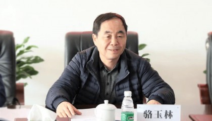 国务院国资委原副部长级干部骆玉林，作为内幕信息的知情人，在涉及证券交易价格有重大影响的信息尚未公开前，明示他人从事相关交易活动