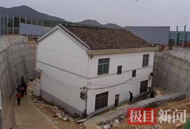 “没料到政府宁可多花钱让公路改道”，江西“最强钉子户”独守孤房