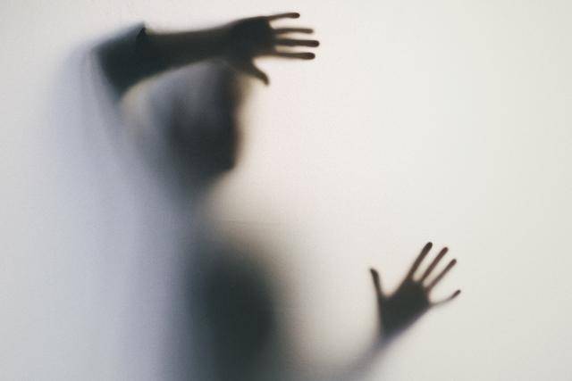 成都女子被杀，凶手父亲抱怨有家难回：冷漠比刀更伤人丨中听