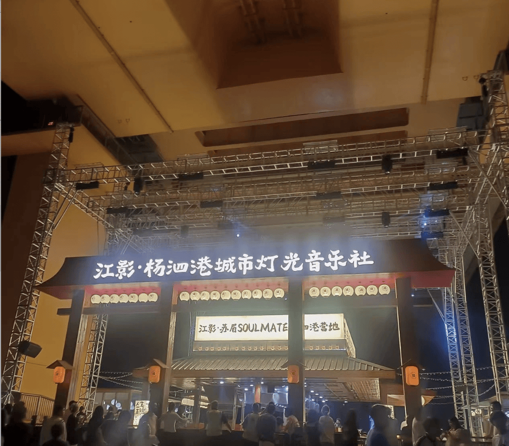 武汉一网红大桥下被围起来收费，进去100块还必须消费？当地：是收的押金