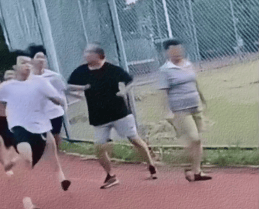 广东一老人散步故意肘击跑步学生引热议,律师称涉嫌故意伤害