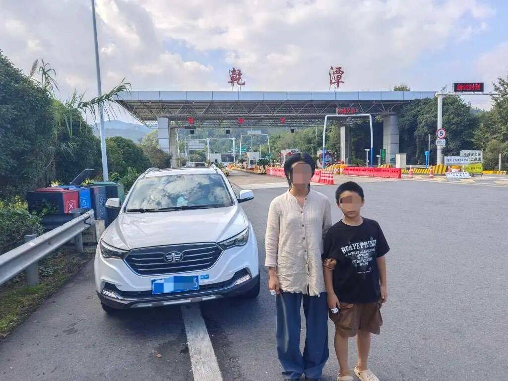 小男孩独自在高速上奔跑,过往车辆纷避让,家长下车方便时娃丢了