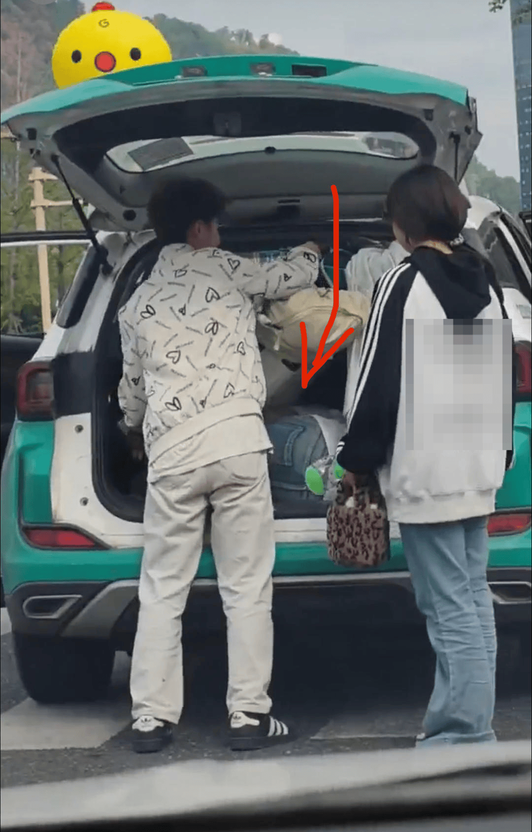 市民反映一乘客钻进出租车后备厢躲超载 宜宾警方:正在寻找当事乘客,其行为涉嫌违法