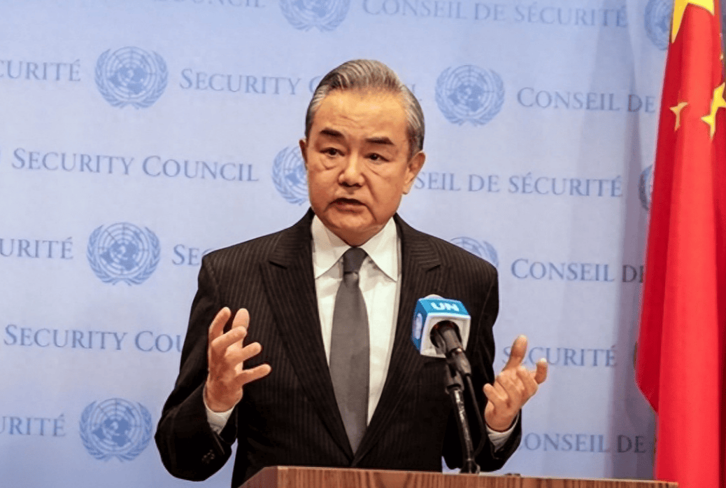 紧握巴勒斯坦代表双手,王毅发自肺腑的一句话,让在场人眼圈泛红