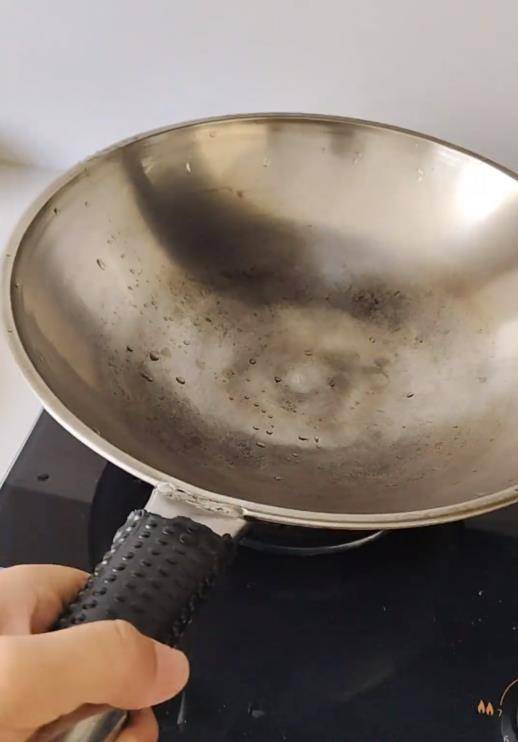 铁锅用了二三十年仍不粘不锈,女子在线寻厂家想“再买一个”,厂家称已停产