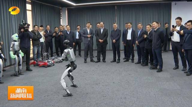 湖南省省长、浙江省省长，一同观看机器人表演