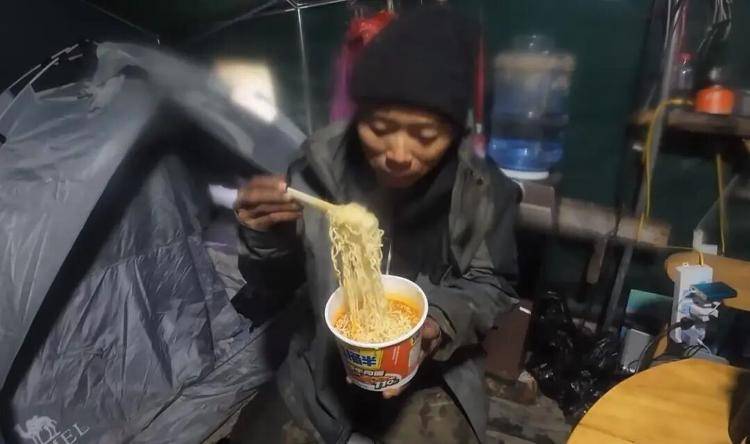 张家界荒野求生赛仅剩16位选手，主办方：多位选手已获赞助和代言，新退出选手赞泡面“太好吃”