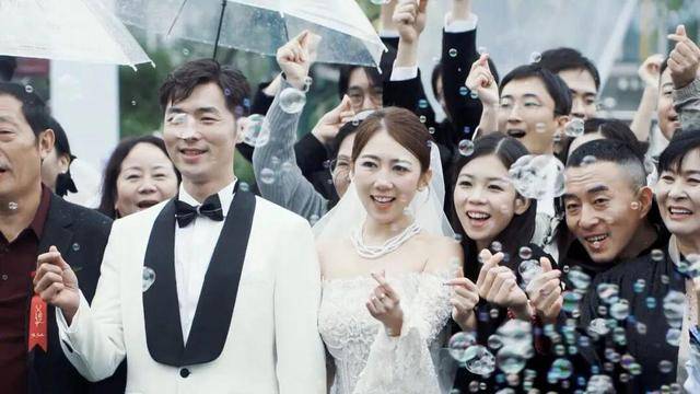 演员方文强刘文曲结婚，在电视剧《最好的我们》中饰演张平和朱瑶，婚礼现场画面曝光