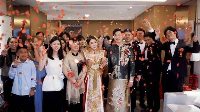 演员方文强刘文曲结婚，在电视剧《最好的我们》中饰演张平和朱瑶，婚礼现场画面曝光